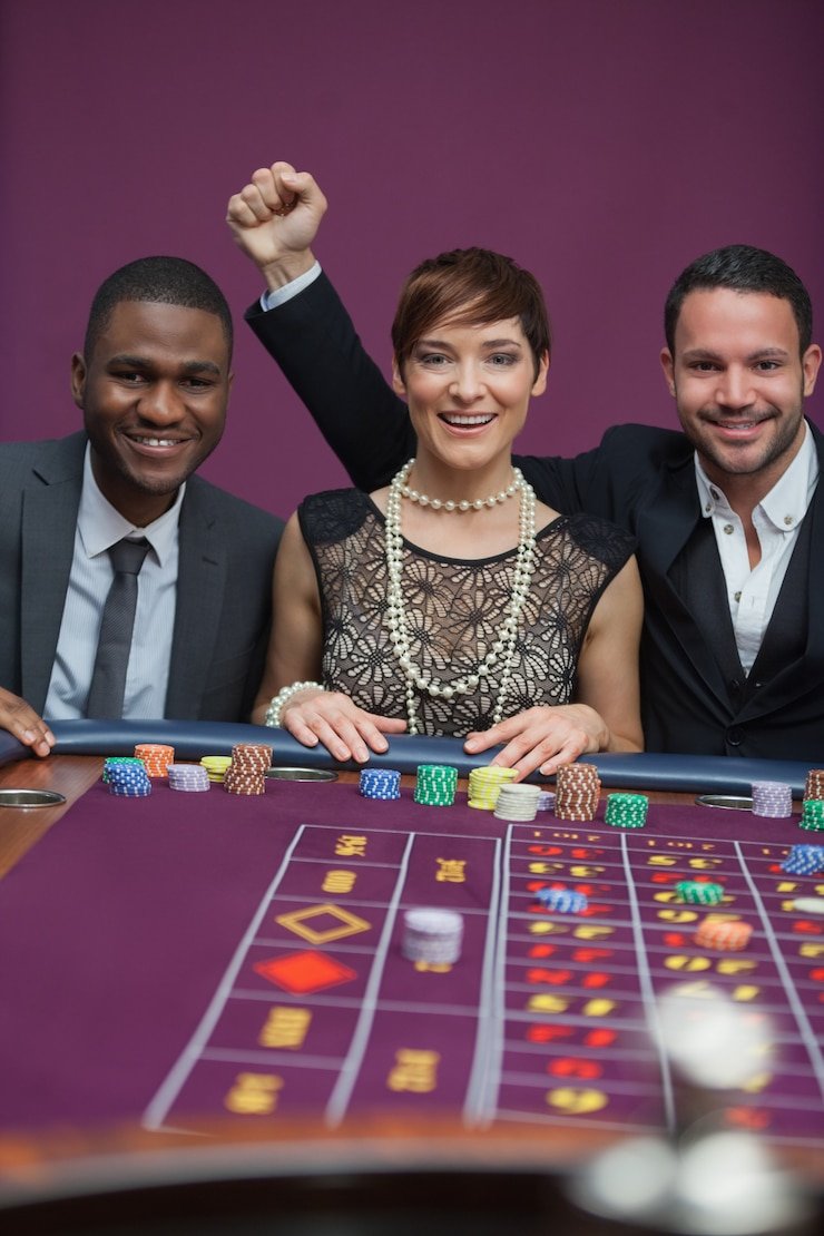 Papan strategi Free Bet Blackjack menampilkan keputusan optimal berdasarkan kartu Anda dan kartu dealer